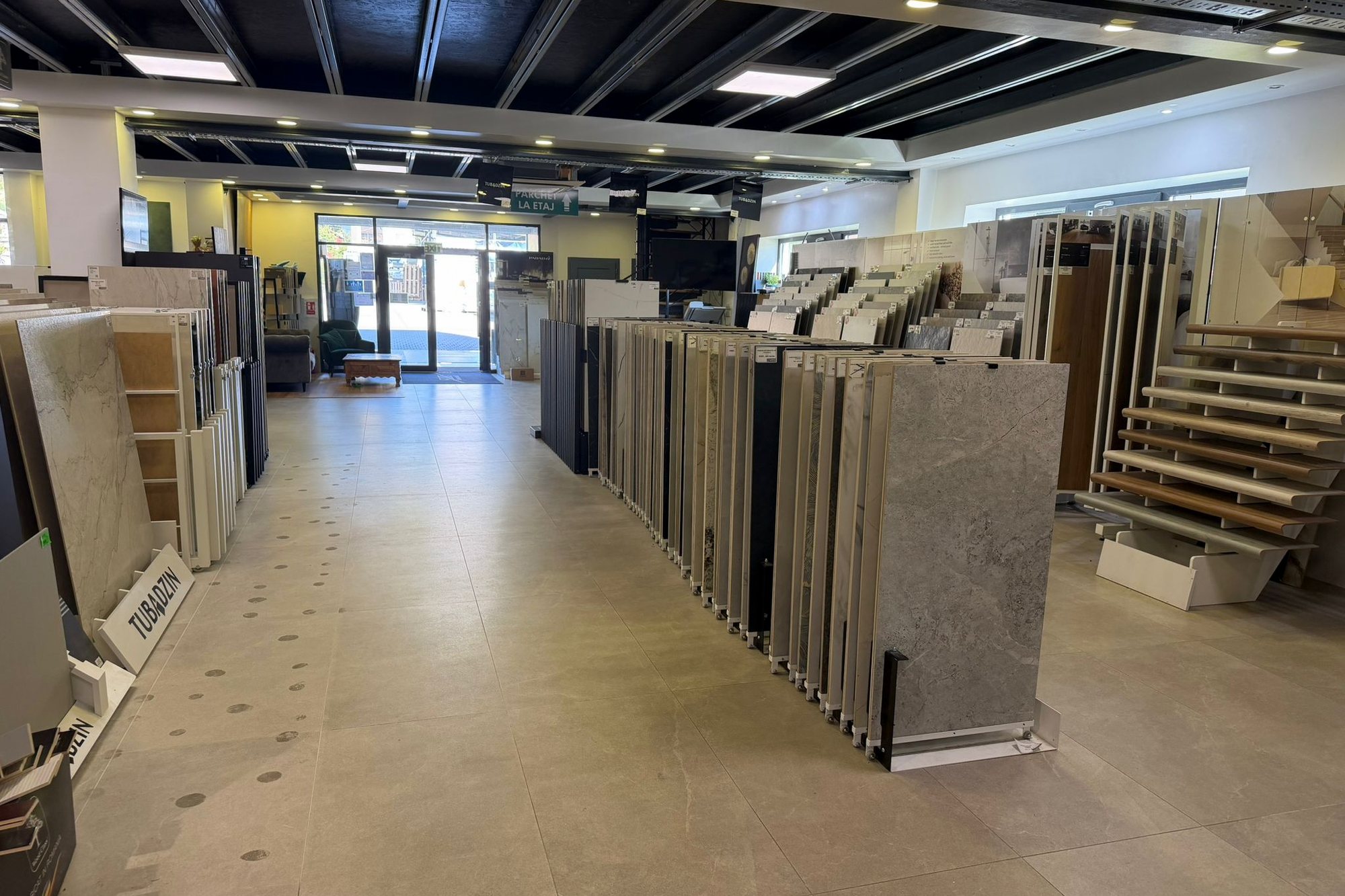 Rafturi cu plăci ceramice de format mare, în showroomul Gioia Casa