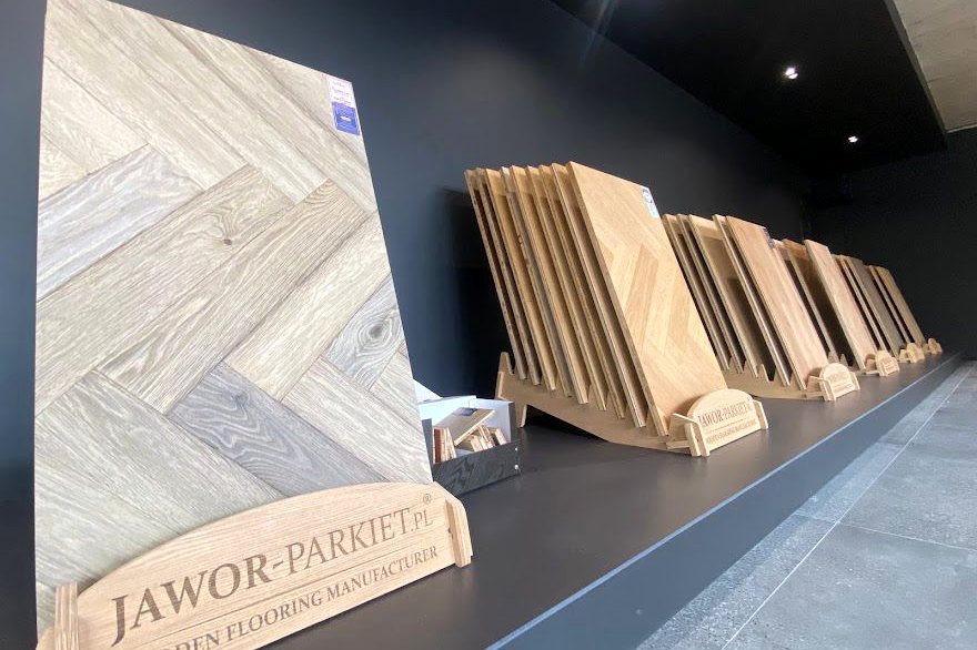 Expunere de parchet Jawor-Parkiet, cu panou în model brăduț și mostre de stejar